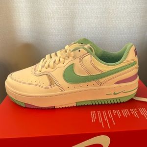 Women’s Nike Gamma Force sz 7 white and emerald green